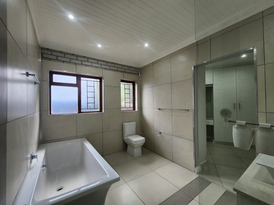 5 Bedroom Property for Sale in Loerie Park Western Cape